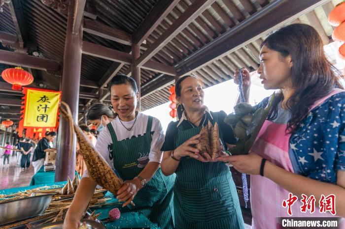 包粽子現(xiàn)場。　忻之承 攝