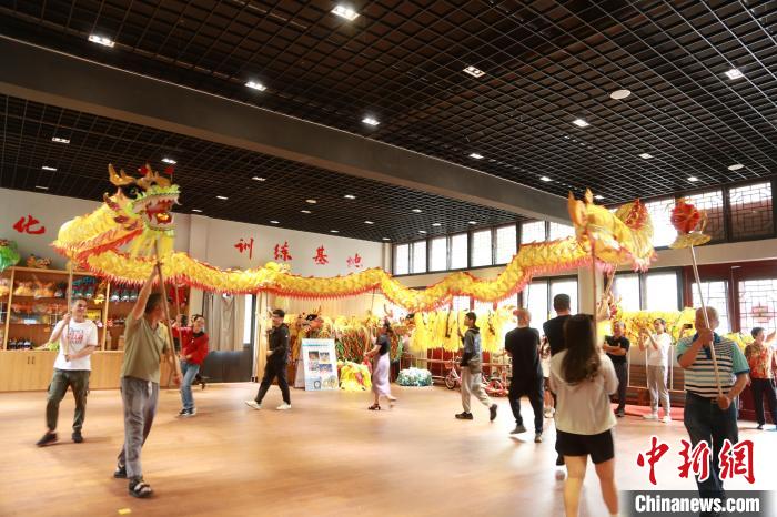 臺胞臺屬體驗舞龍?！≈芪的裙﹫D