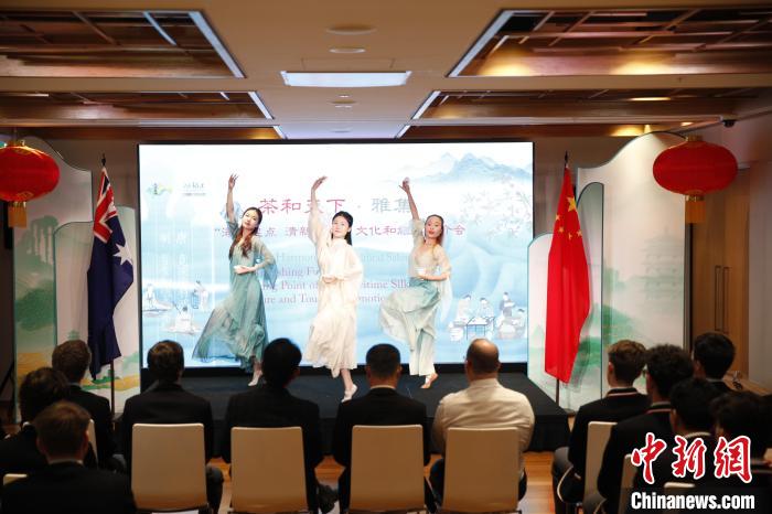 澳大利亞悉尼中學(xué)生參加“茶和天下”雅集文化體驗(yàn)活動(dòng)。圖為悉尼夕月組合的茶舞表演《福茶香飄》?！☆檿r(shí)宏 攝