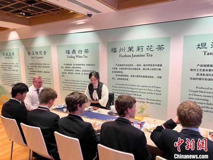 澳大利亞悉尼中學(xué)生參加“茶和天下”雅集文化體驗(yàn)活動(dòng)?！☆檿r(shí)宏 攝