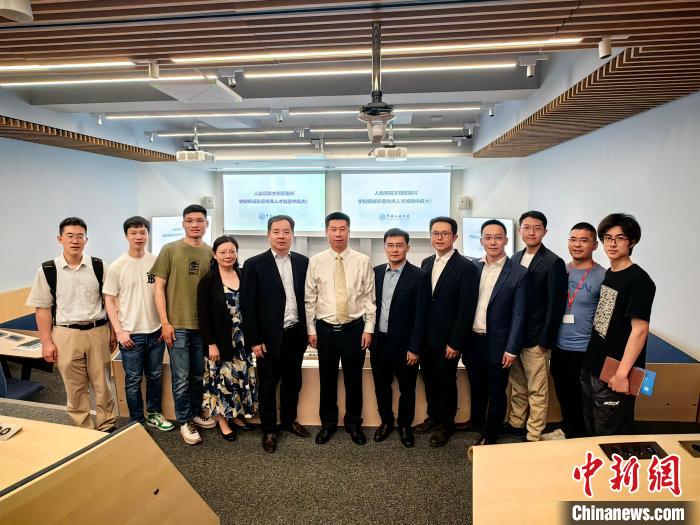 中國(guó)民航大學(xué)代表團(tuán)在英交流情況?！≈鬓k方提供