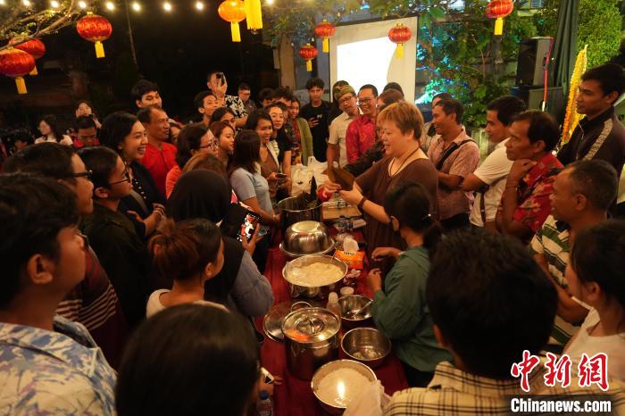 現(xiàn)場(chǎng)包粽子教學(xué)。陶暹光攝