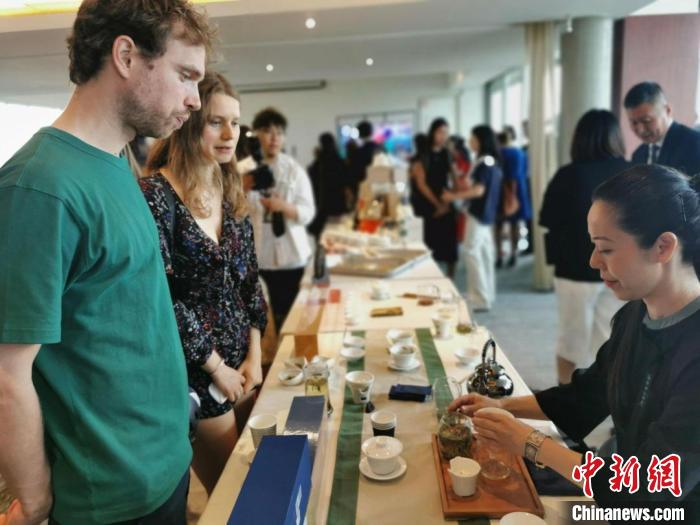 現(xiàn)場觀眾觀看中國展臺茶藝表演、了解茶文化?！【笜?攝