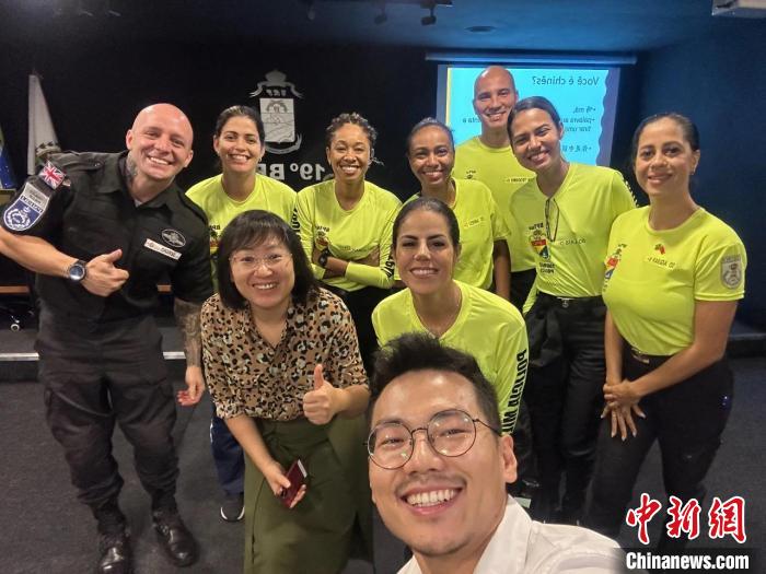 里約旅游警察上中文課?！±锛s熱內(nèi)盧天主教大學(xué)孔子學(xué)院供圖