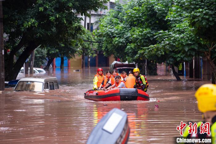 7月4日，萬(wàn)州區(qū)五橋街道，消防救援人員用沖鋒舟救援轉(zhuǎn)運(yùn)被困群眾?！∪矫宪?攝