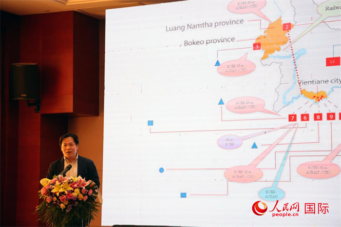 老撾計(jì)劃與投資部發(fā)展研究院院長(zhǎng)史提羅斯·拉斯福尼在活動(dòng)現(xiàn)場(chǎng)發(fā)言。人民網(wǎng)記者楊一攝