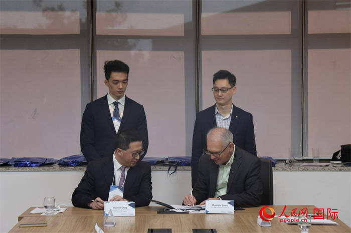 座談交流會上，中歐校友醫(yī)療健康產(chǎn)業(yè)協(xié)會與奧斯瓦爾多·克魯茲基金會簽署了合作備忘錄。人民網(wǎng)記者 時(shí)元皓攝