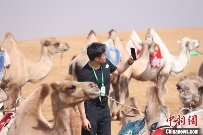 圖為臺胞體驗大美內(nèi)蒙古?！⊥袐I供圖