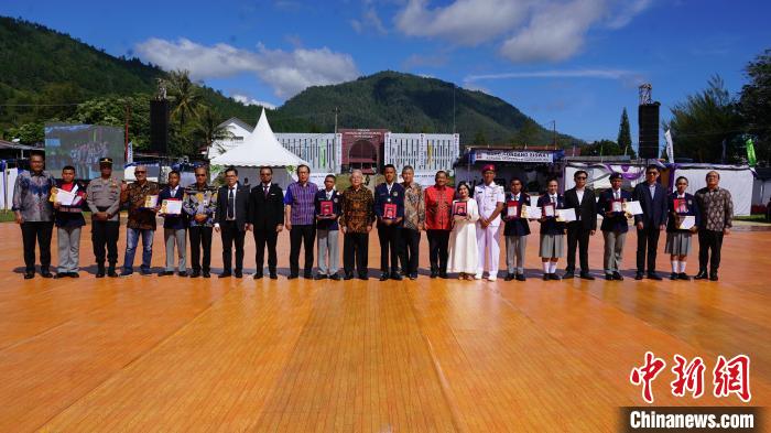 嘉賓為優(yōu)秀畢業(yè)生頒發(fā)榮譽證書。牛海濤攝