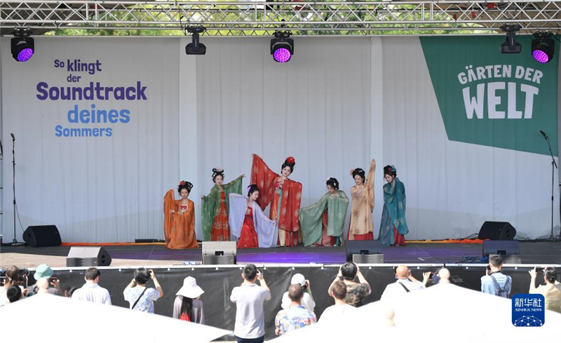 7月8日，在德國柏林世界公園，漢服愛好者進行漢服展示。新華社記者 任鵬飛 攝