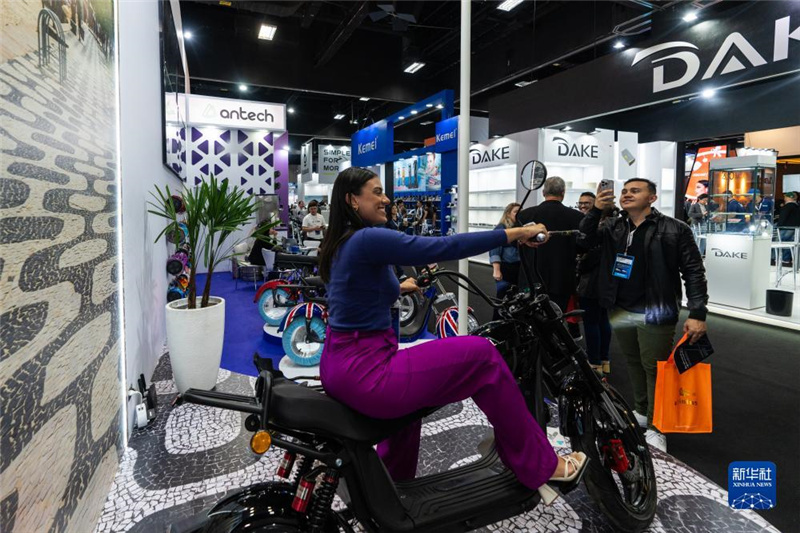 7月10日，在巴西圣保羅舉行的國際消費(fèi)類電子及家用電器產(chǎn)品展覽會(huì)上，參觀者體驗(yàn)一款電動(dòng)自行車。新華社記者 王天聰 攝