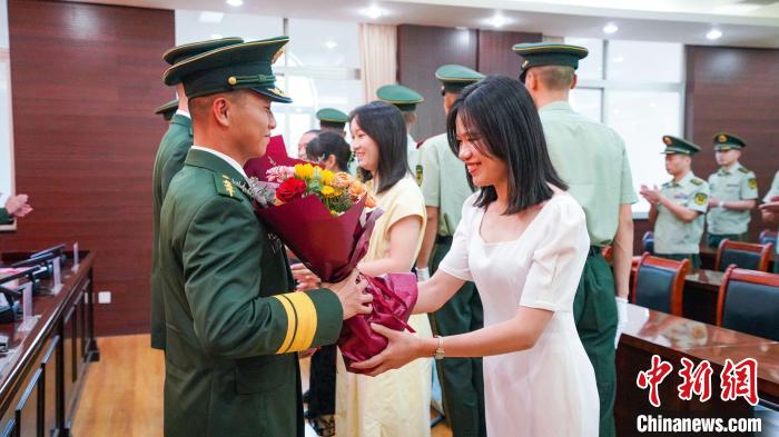 軍屬向晉升警官獻花?！堨狭?攝