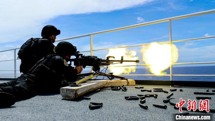 “和平方舟”號(hào)醫(yī)院船在西太平洋海域進(jìn)行反恐反海盜演練。圖為火力組隊(duì)員進(jìn)行警告射擊?！⌒煳?攝