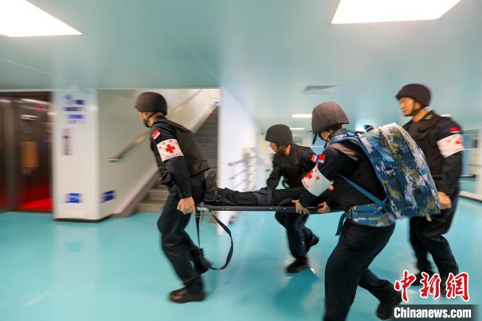 “和平方舟”號(hào)醫(yī)院船在西太平洋海域進(jìn)行反恐反海盜演練。圖為醫(yī)療救護(hù)組在轉(zhuǎn)運(yùn)“傷員”。　徐巍 攝