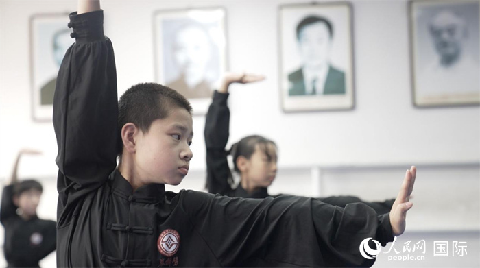 正在練習劈掛拳的武術學童。人民網記者 袁蒙攝