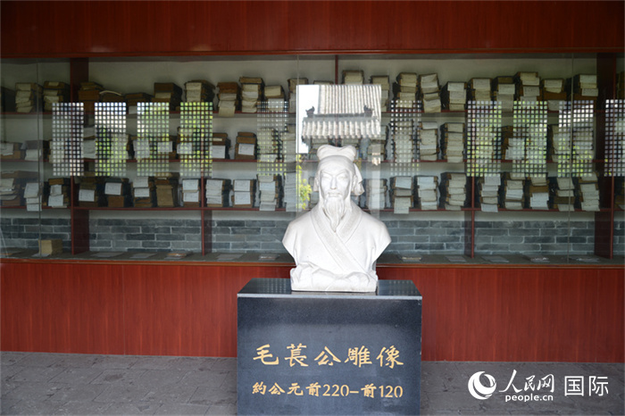 河間詩經齋毛萇雕像。雕像后書櫥中陳列的是歷代各版本《詩經》及譯本。 人民網 趙昭攝