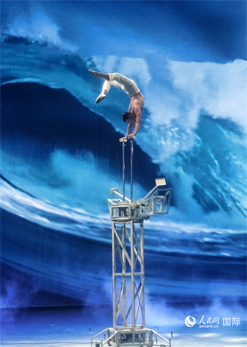 吳橋雜技大世界中的雜技演出。人民網 趙昭攝