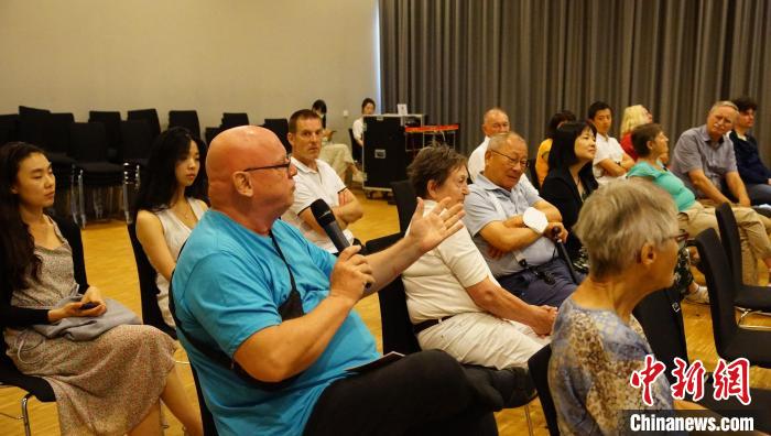 圖為現(xiàn)場觀眾提問。　柏林中國文化中心供圖