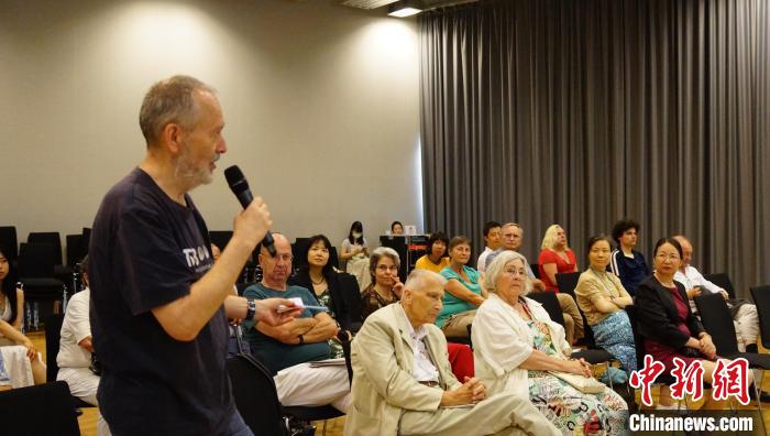 圖為現(xiàn)場觀眾提問?！“亓种袊幕行墓﹫D