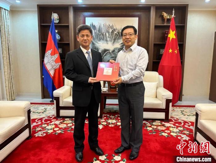 7月12日下午，中國駐柬埔寨大使王文天在金邊會見援柬中醫(yī)醫(yī)療隊?！≈袊v柬埔寨大使館微信公眾號 攝