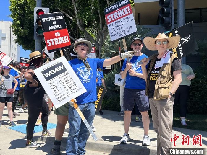 當(dāng)?shù)貢r(shí)間7月14日上午，華納兄弟、迪士尼等美國(guó)影視娛樂產(chǎn)業(yè)巨頭總部門前，有成百上千的人高舉“罷工”標(biāo)語牌游行示威。由于未能與美國(guó)電影和電視制片人聯(lián)盟(AMPTP)就新合同達(dá)成協(xié)議，擁有約16萬名會(huì)員的好萊塢三大工會(huì)之一美國(guó)影視演員協(xié)會(huì)(SAG-AFTRA)發(fā)起罷工，于14日起在洛杉磯和紐約的十余家制片公司外示威游行。 <a target='_blank' href='/'><p  align=