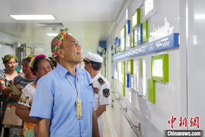 基里巴斯總統(tǒng)等政要參觀海上醫(yī)院?！⌒煳?攝