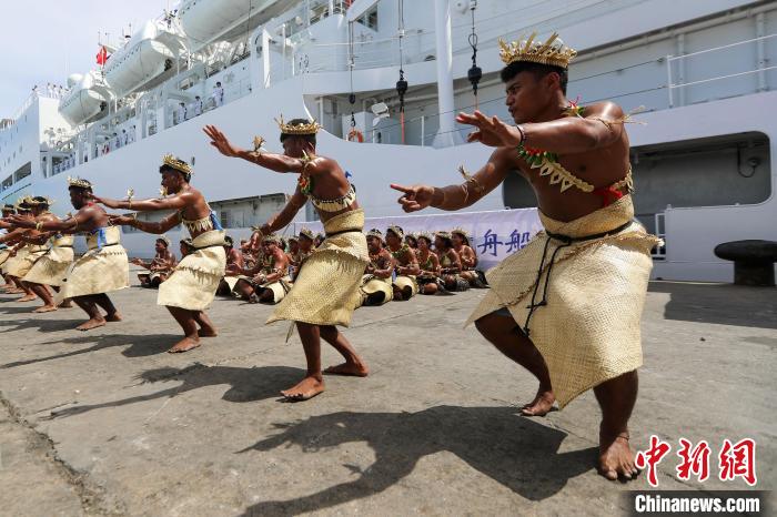 基方民眾表演當(dāng)?shù)靥厣璧福瑲g迎“和平方舟”號(hào)醫(yī)院船來訪?！⌒煳?攝
