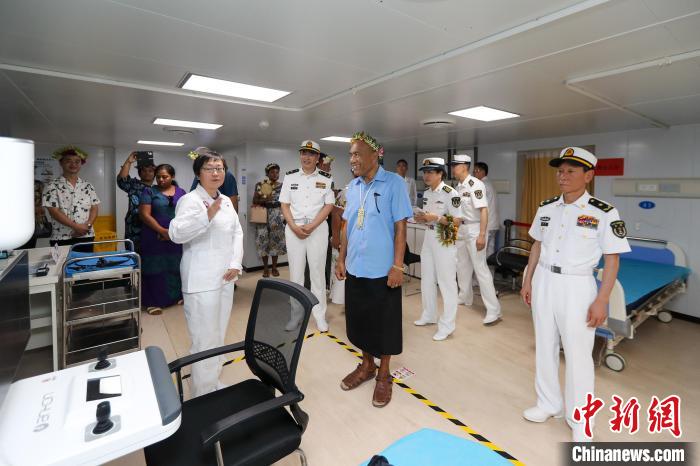 基里巴斯總統(tǒng)等政要參觀海上醫(yī)院?！⌒煳?攝