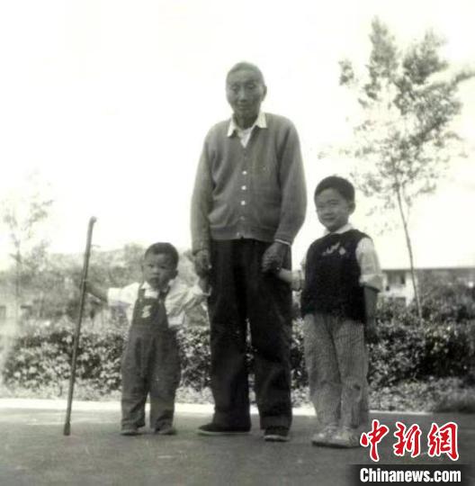 陳望道與幼年的陳曉帆(左)、陳曉帆的哥哥一起合影?！￡悤苑﹫D