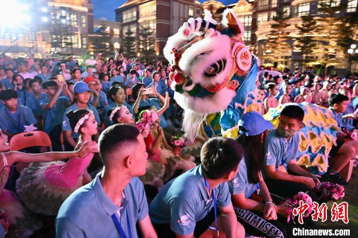 舞獅表演與現(xiàn)場觀眾互動?！⊥鯑|明 攝