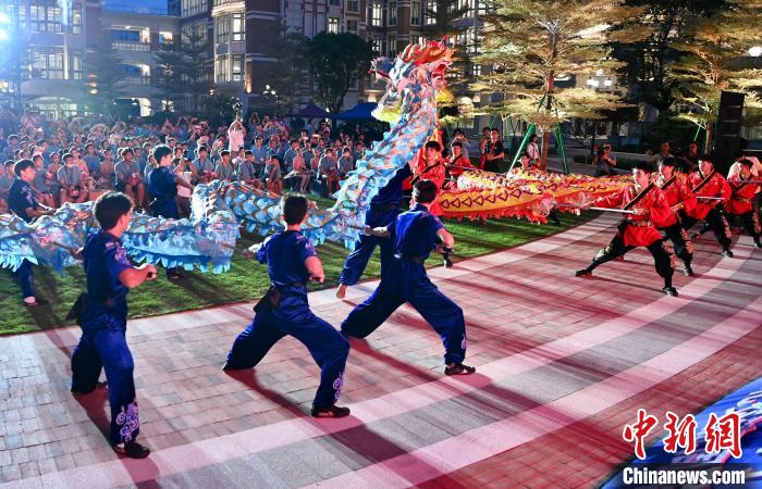 兩岸青少年同臺呈現(xiàn)龍獅表演?！⊥鯑|明 攝