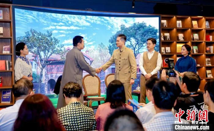 實(shí)驗(yàn)舞臺(tái)劇《握手》片段?！↑S浦區(qū)委統(tǒng)戰(zhàn)部供圖