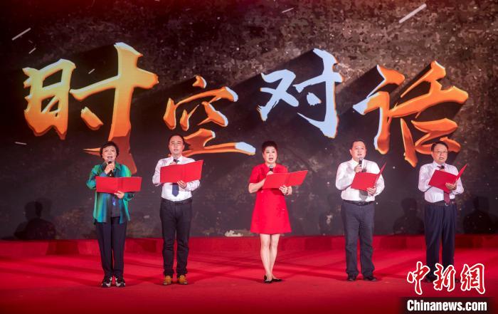 陶侃與陳望道之孫陳曉帆、顏福慶之孫顏志淵、榮毅仁侄女榮智豐深情朗誦《與統(tǒng)戰(zhàn)先輩的時空對話》?！堦?攝