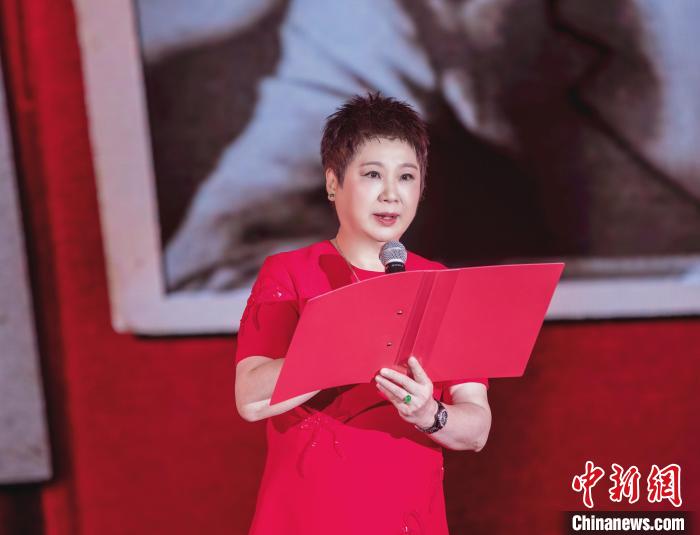 7月16日，榮智豐在2023年上海統(tǒng)戰(zhàn)文化周開幕活動(dòng)中朗誦《與統(tǒng)戰(zhàn)先輩的時(shí)空對(duì)話》?！堦?攝