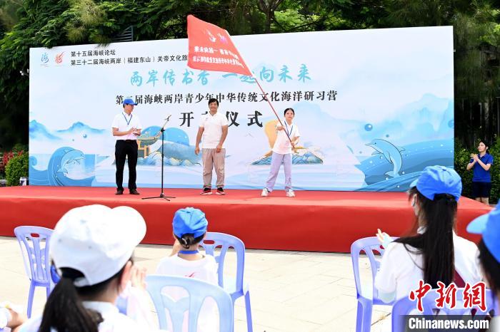 研習營授旗儀式。　張金川 攝