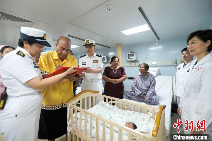 基里巴斯總統(tǒng)馬茂為新生兒取名，并在出生證明上親筆填寫寶寶名字?！±栌?攝