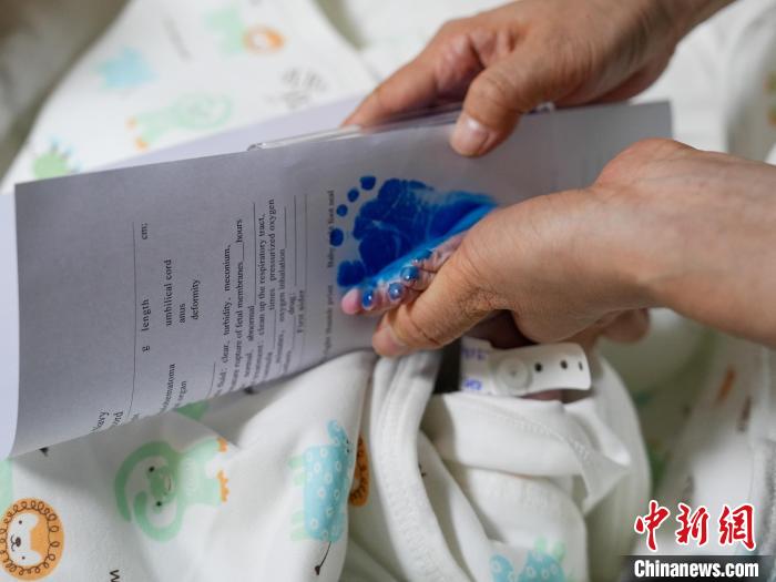 醫(yī)護(hù)人員為新生兒留下腳印?！?攝