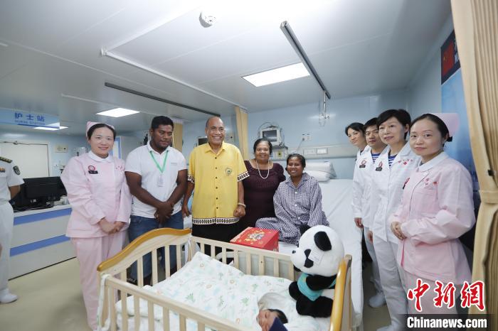 基里巴斯總統(tǒng)馬茂與海上醫(yī)院醫(yī)護(hù)人員、新生兒家人合影。　黎宇 攝