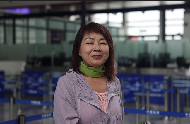 7月22日，曾經(jīng)在老撾瑯勃拉邦工作過3年的加拿大華僑孫月玲乘坐中老鐵路國際旅客列車從中國出境。衛(wèi)海林 攝