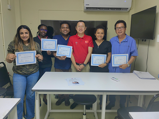 醫(yī)療隊成員與部分學員合影。第18期援圭亞那醫(yī)療隊供圖