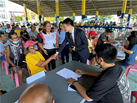 中方與菲方一道將中國援菲化肥分發(fā)至菲農戶手中。中國駐菲律賓大使館供圖