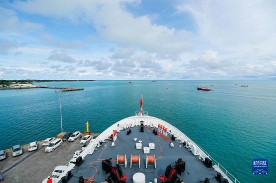 7月22日，中國海軍“和平方舟”號(hào)醫(yī)院船駛離基里巴斯首都塔拉瓦。當(dāng)?shù)貢r(shí)間22日上午10時(shí)，執(zhí)行“和諧使命-2023”任務(wù)的中國海軍“和平方舟”號(hào)醫(yī)院船圓滿結(jié)束對(duì)基里巴斯的首次訪問，駛離基里巴斯首都塔拉瓦，前往本次任務(wù)的第二站湯加努庫阿洛法港。新華社發(fā)（黎宇 攝）