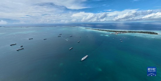 7月22日，中國海軍“和平方舟”號(hào)醫(yī)院船結(jié)束基里巴斯訪問，駛離塔拉瓦港。新華社發(fā)（桂江波 攝）