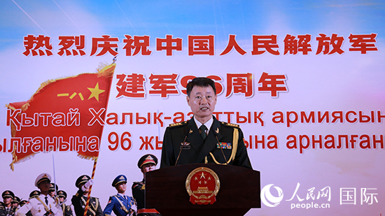 國(guó)防武官胡德君大校發(fā)表致辭。人民網(wǎng)記者 李強(qiáng)攝