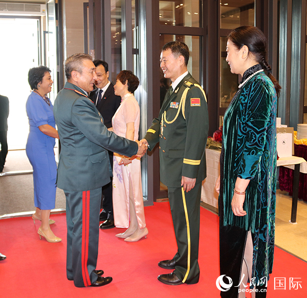 國(guó)防武官胡德君大校迎接賓客。人民網(wǎng)記者李強(qiáng)攝