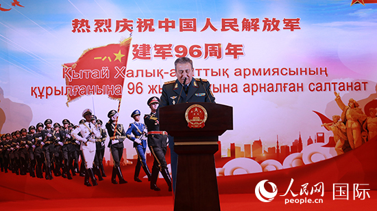 哈國(guó)防部副部長(zhǎng)卡馬列特季諾夫中將發(fā)表致辭。人民網(wǎng)記者 李強(qiáng)攝