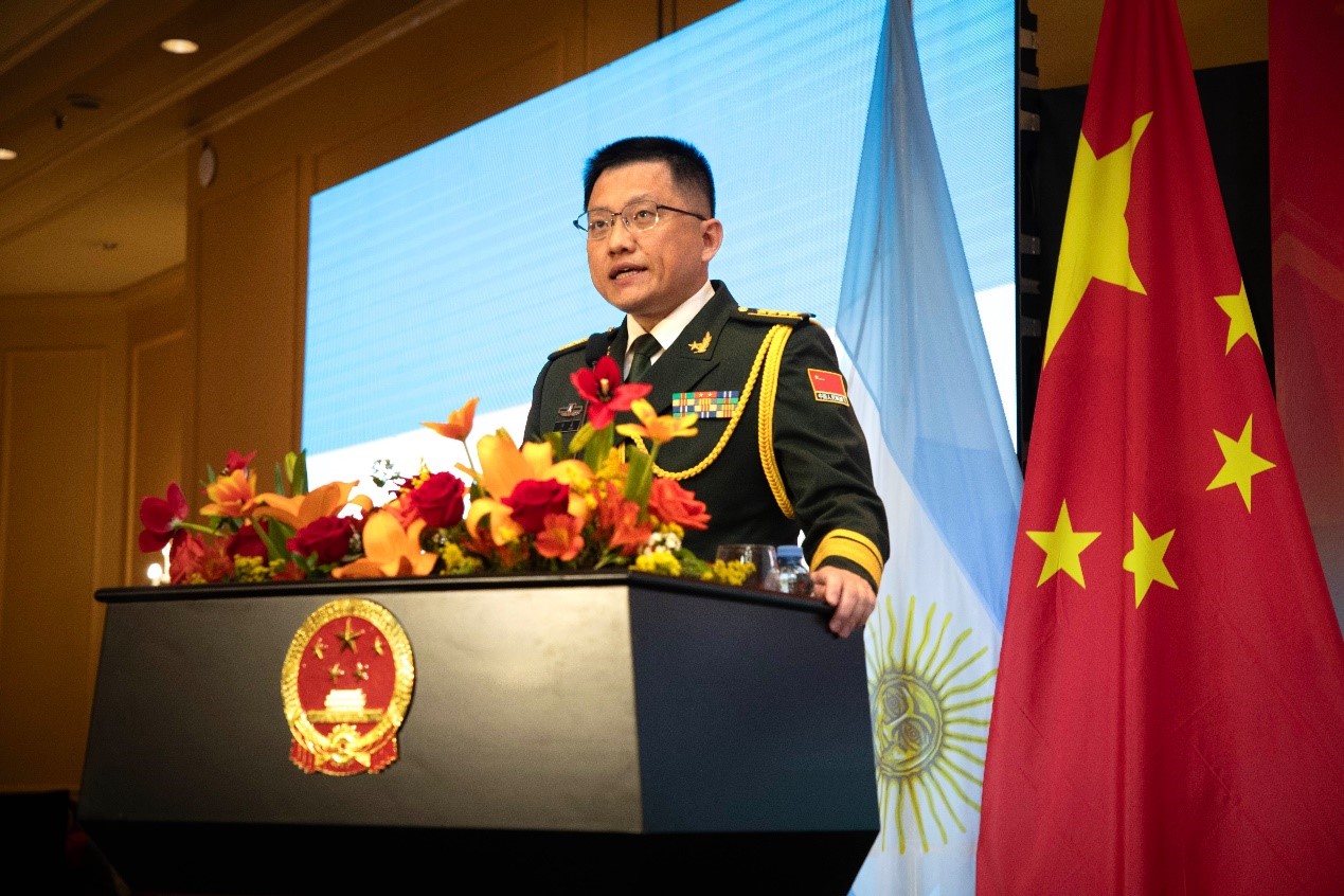 中國(guó)駐阿根廷大使館武官劉淼大校致辭。中國(guó)駐阿根廷大使館供圖