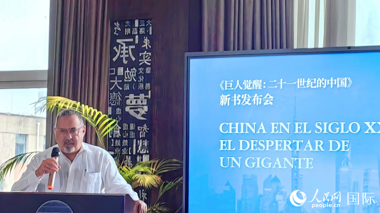 羅德里格斯博士現(xiàn)場(chǎng)介紹著作。吳志華攝