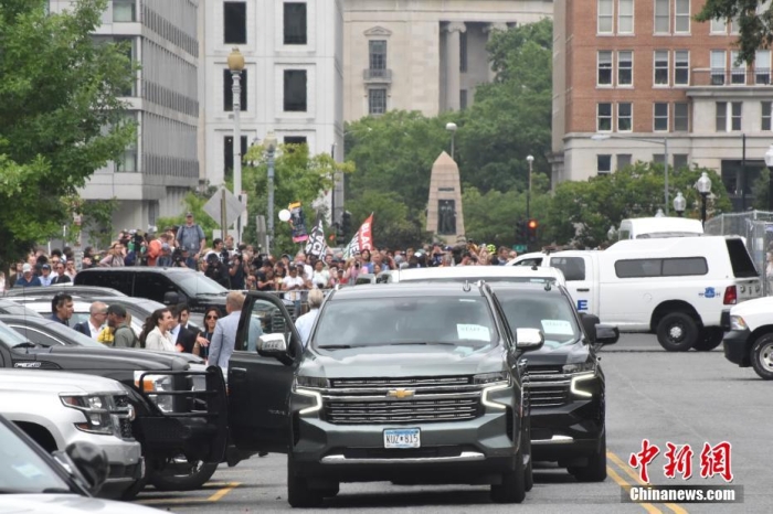 圖為特朗普出庭期間，其車隊和工作人員在聯(lián)邦法院外等待。<a target='_blank' href='/'><p  align=