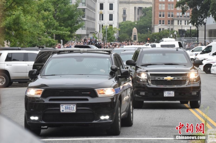 圖為結(jié)束出庭后，特朗普車隊駛離聯(lián)邦法院。<a target='_blank' href='/'><p  align=